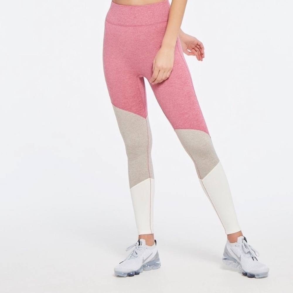 We Over Me || Exhale Leggings Bubble Pink Small‎